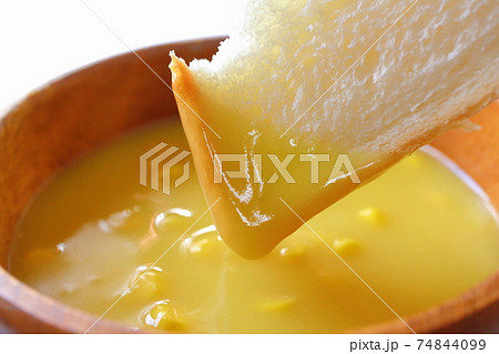 粒入りコーンスープに浸かった食パン ディップ パン コーンポタージュ 粒入りコーンスープに浸かった食パン ディップ パン コーンポタージュ 74844099