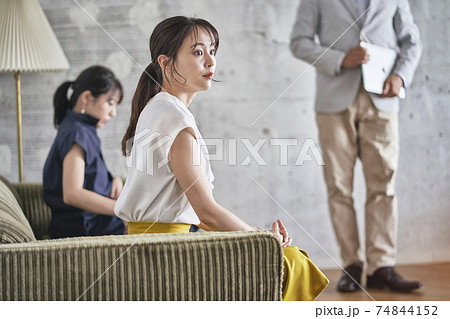 ビジネスシーン　プレゼン 74844152