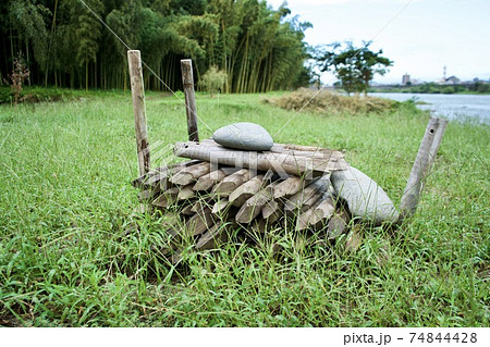 木曽川沿いの木の杭置き場 74844428