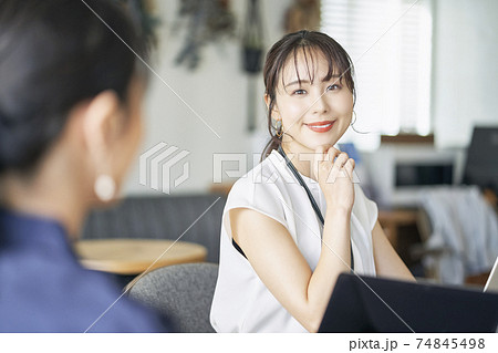 オフィスシーン デスクワーク 女性 オフィスシーン デスクワーク 女性 74845498