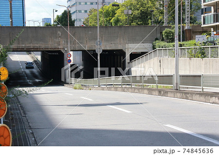 大阪環状線をくぐる城見通のアンダーパス 74845636