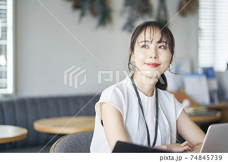 オフィスシーン　デスクワーク　女性 74845739