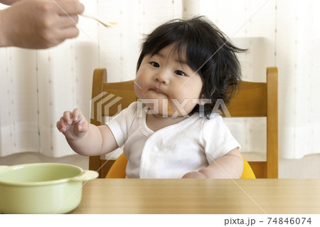 離乳食を食べる赤ちゃん(0歳、生後7カ月、女の子、日本人) 離乳食を食べる赤ちゃん(0歳、生後7カ月、女の子、日本人) 74846074