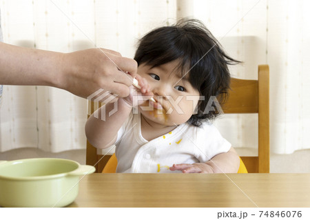 離乳食を食べる赤ちゃん(0歳、生後7カ月、女の子、日本人) 離乳食を食べる赤ちゃん(0歳、生後7カ月、女の子、日本人) 74846076
