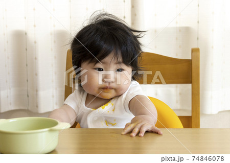 離乳食を食べる赤ちゃん(0歳、生後7カ月、女の子、日本人) 離乳食を食べる赤ちゃん(0歳、生後7カ月、女の子、日本人) 74846078