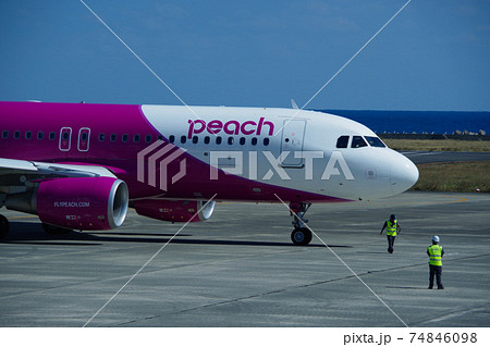 奄美大島　空港で出発する飛行機　peach　A320 エアバス 74846098