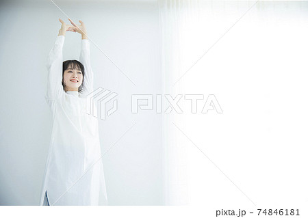 伸びをする女性 伸びをする女性 74846181