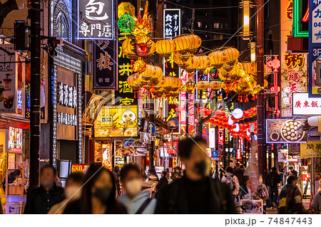 日本の横浜都市景観 緊急事態宣言下でも賑わいを取り戻した21春節燈花の横浜中華街を望む 夜景 の写真素材
