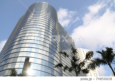 サンパウロのガラス張りのビルと青空　ブラジル 74850026