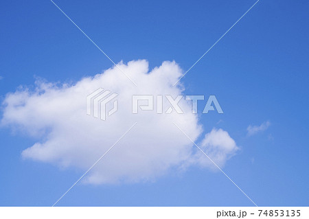 平和公園の青空と白い雲 74853135