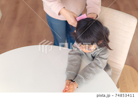 髪を結んでもらう女の子 髪を結んでもらう女の子 74853411