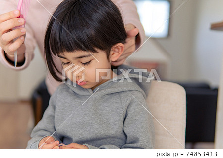 髪を結んでもらう女の子 髪を結んでもらう女の子 74853413