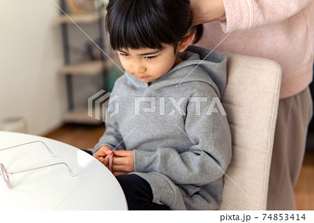 髪を結んでもらう女の子 74853414