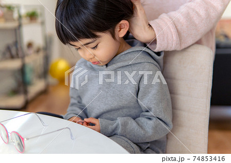 髪を結んでもらう女の子 74853416