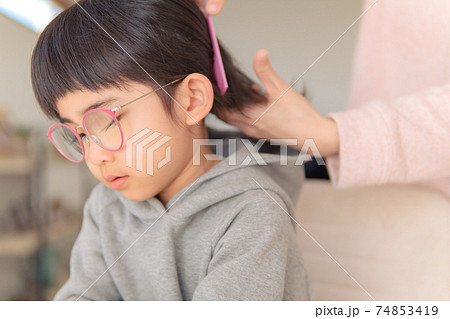 髪を結んでもらう女の子 74853419