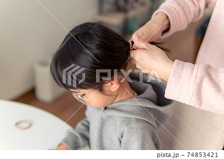 髪を結んでもらう女の子 髪を結んでもらう女の子 74853421