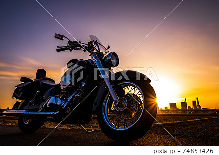 カッコイイアメリカンバイクと夕日の写真素材