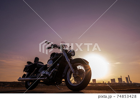 カッコイイアメリカンバイクと夕日の写真素材