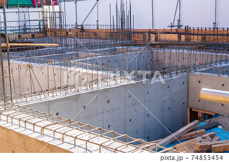 住宅街のマンション建設現場風景 74853454