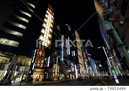 東京　銀座　五丁目交差点の夜景 74853484