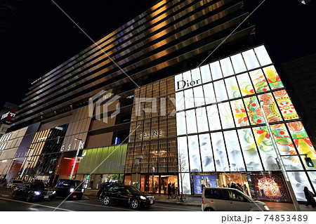 東京　銀座　六丁目交差点の夜景 74853489