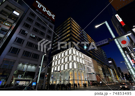 東京　銀座　五丁目交差点の夜景 74853495