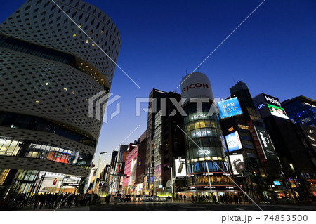 東京　銀座　四丁目交差点の夜景 74853500