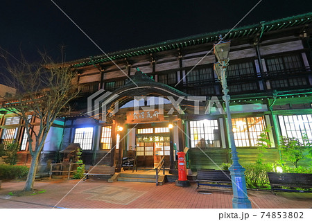 【大分県】竹瓦温泉の夜景(別府温泉) 【大分県】竹瓦温泉の夜景(別府温泉) 74853802