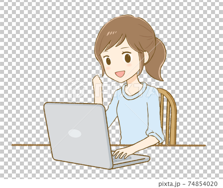 パソコンの前でガッツポーズをする女性(私服) パソコンの前でガッツポーズをする女性(私服) 74854020