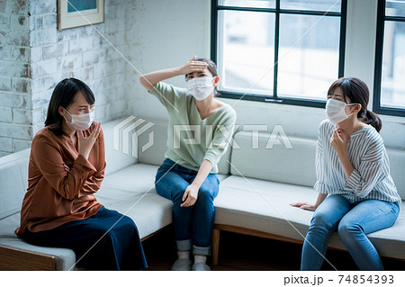 体調不良を訴える女性 体調不良を訴える女性 74854393