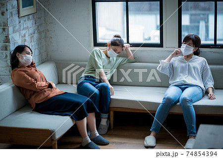 体調不良を訴える女性 74854394