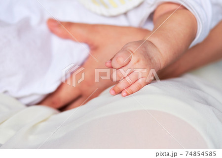 日本人の女の子の赤ちゃん 畳の上のふとんの上 日本人の女の子の赤ちゃん 畳の上のふとんの上 74854585