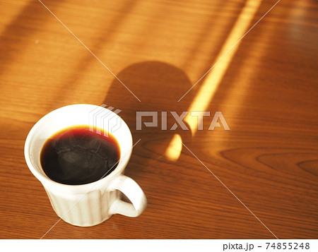 テーブルのコーヒー テーブルのコーヒー 74855248