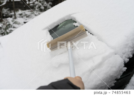 自動車の雪掻き　雪掻きワイパー　窓拭きワイパー 74855463