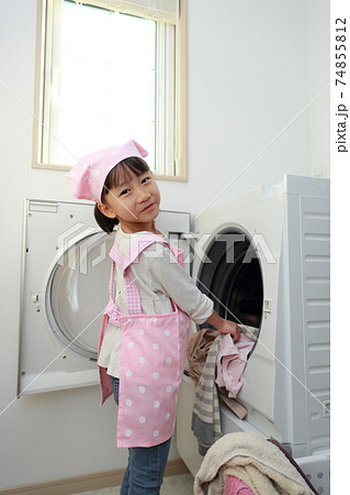 衣類の洗濯をお手伝をする5歳の女の子 74855812
