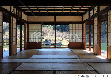 特別名勝「栗林公園」掬月亭の掬月から眺める南湖 特別名勝「栗林公園」掬月亭の掬月から眺める南湖 74856151
