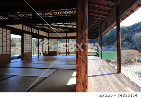 特別名勝「栗林公園」掬月亭の掬月から眺める南湖 74856154