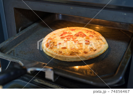 ガスオーブンで焼いたピザ 74856467