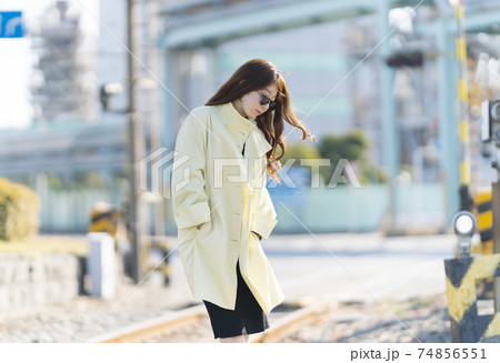 考える女性 74856551