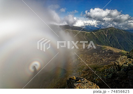 南アルプス・塩見岳山頂に現れたブロッケン現象と蝙蝠岳 南アルプス・塩見岳山頂に現れたブロッケン現象と蝙蝠岳 74856625