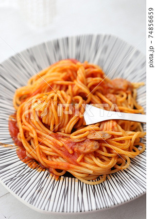 フォークに巻きつけたスパゲティナポリタン フォークに巻きつけたスパゲティナポリタン 74856659