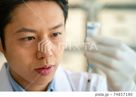 ワクチンを注射する医師 ワクチンを注射する医師 74857190