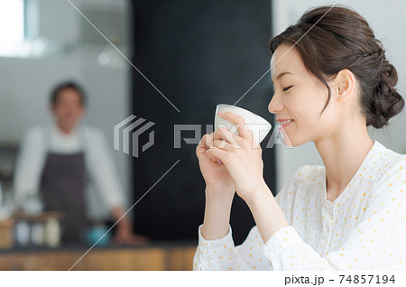 カフェでのひと休み 20代女性 カフェでのひと休み 20代女性 74857194