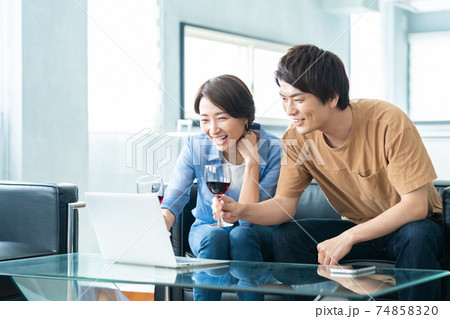 オンライン飲み会 夫婦 家族 ファミリー カップル 仲良し リビング オンライン飲み会 夫婦 家族 ファミリー カップル 仲良し リビング 74858320