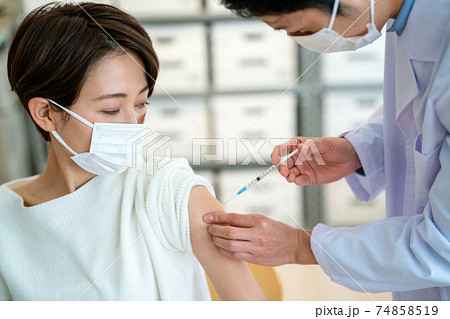患者に予防接種を打つ医師 74858519