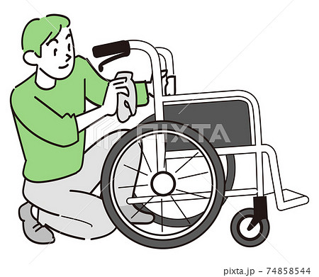 車いすの掃除で消毒作業を行う 車いすの掃除で消毒作業を行う 74858544