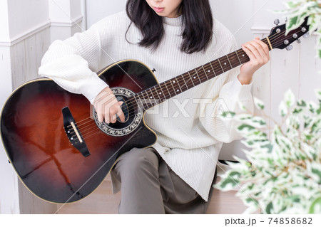 ギターを弾く若い女の子 japan ギターを弾く若い女の子 japan 74858682