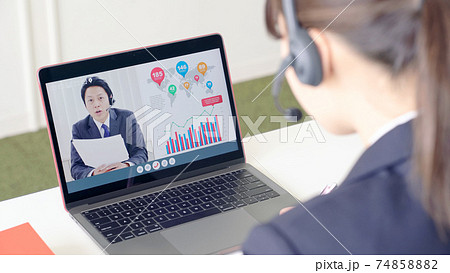 オンライン授業を受講する女子高生 オンライン授業を受講する女子高生 74858882