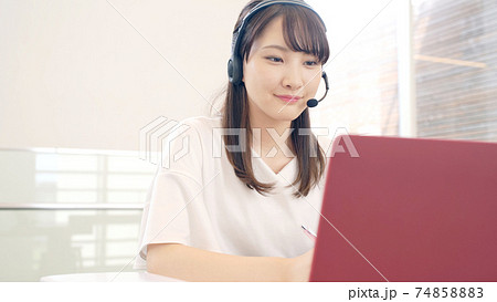 ビデオ通話する女性 オンライン授業 ビデオ通話する女性 オンライン授業 74858883