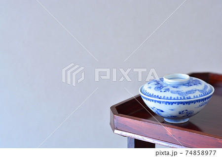 蓋つき茶碗. 拭き漆 高足膳に飾る. アンティーク 伊万里焼 陶磁器(コピースペース・ソフト焦点) 蓋つき茶碗. 拭き漆 高足膳に飾る. アンティーク 伊万里焼 陶磁器(コピースペース・ソフト焦点) 74858977